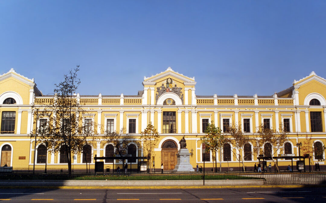 QS World University Ranking posiciona a la Universidad de Chile en el 1° lugar para estudiar Matemáticas en Chile.